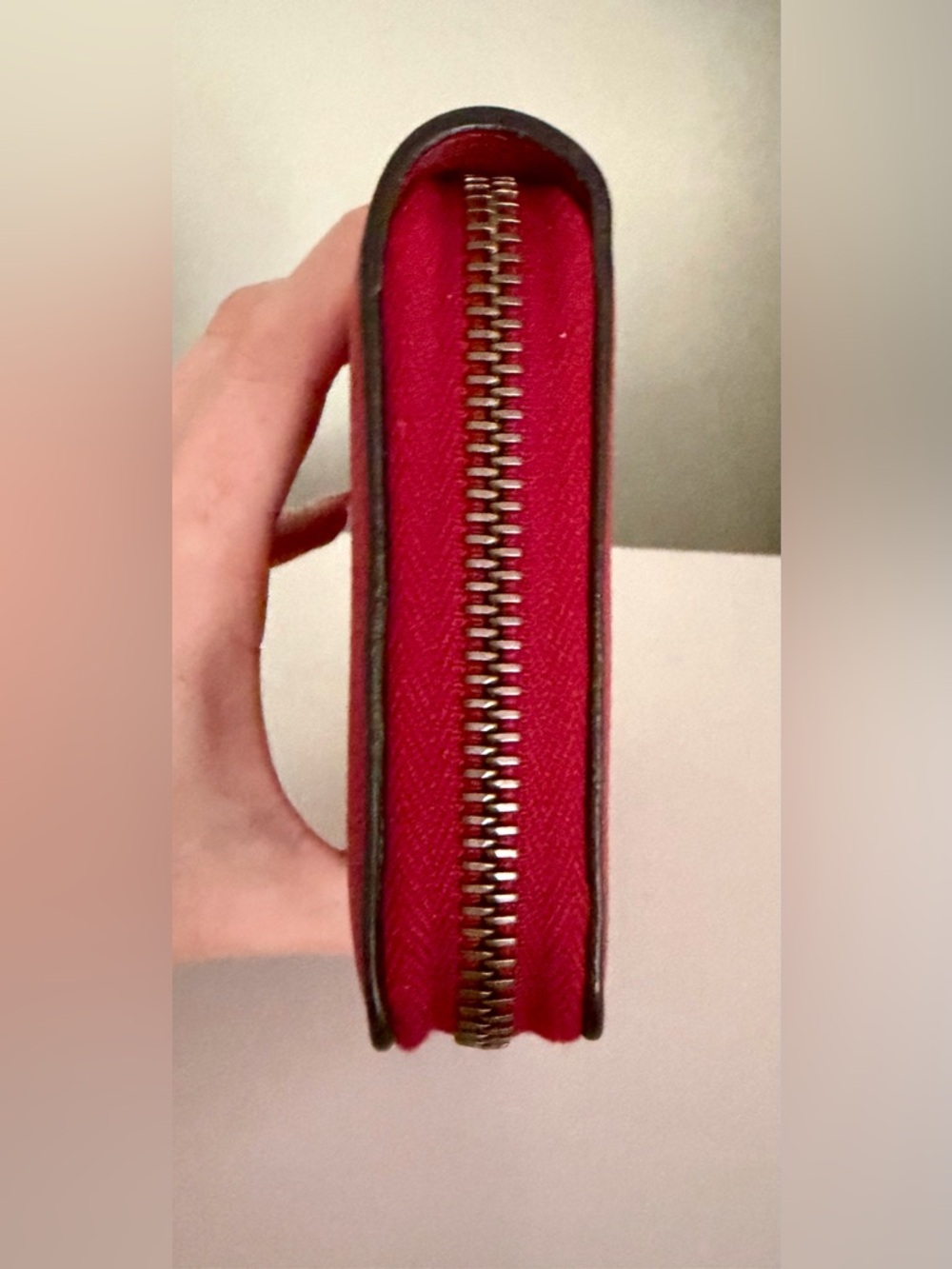 Authentic Gucci Red Leather Zip Wallet with Gold & Green Logo - Picture 4 of 13
